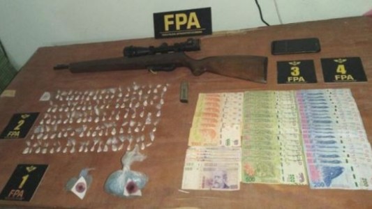 Un hombre obligaba a su hijo a vender drogas y amenazaba a los vecinos para que no lo denunciaran