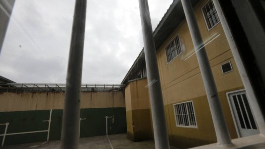 Denuncian violaciones masivas en una cárcel: funcionarios vendieron la llave del pabellón de mujeres