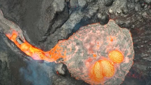 Un volcán entró en erupción a unos 40 kilómetros de la capital de Islandia