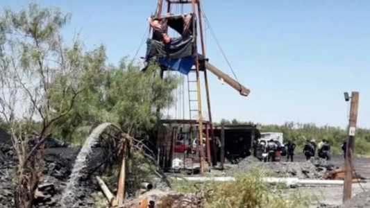 Intentan rescatar a 9 mineros atrapados tras derrumbe de una mina en México