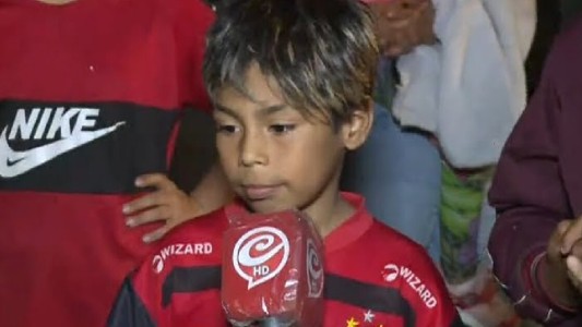 El nene que quiere "ser Maradona" para sacar a su mamá de la pobreza: lo busca un club brasileño