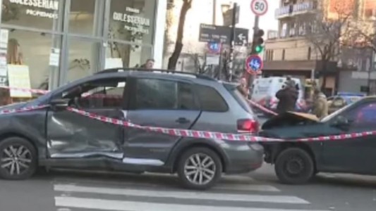 Tragedia en Palermo: una ambulancia iba a atender heridos, cruzó en rojo y mató a un motociclista