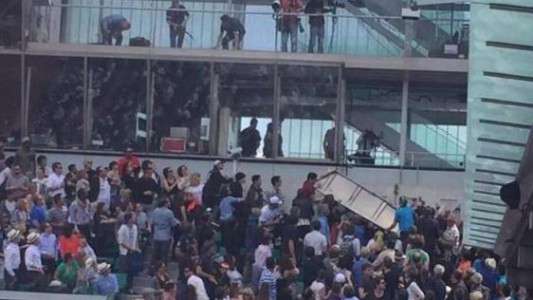 Un cartel casi causa una tragedia en Roland Garros
