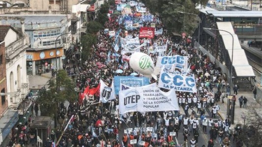 San Cayetano: Movimientos sociales oficialistas marcharon e insistieron con el Salario Básico Universal