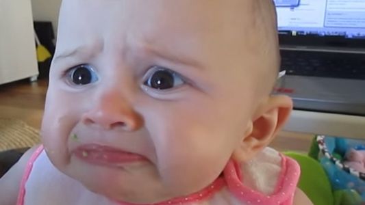 Es viral el video de una bebé que come palta por primera vez