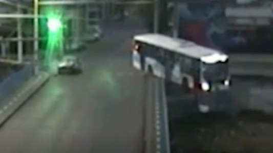 Córdoba: un colectivo cayó al río Suquía tras un chocar con un auto