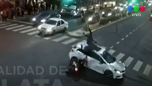 Video: Un motociclista voló al impactar contra un auto