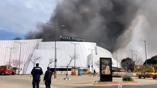 "No está controlado": bomberos intentan frenar el incendio en un centro comercial de Punta del Este