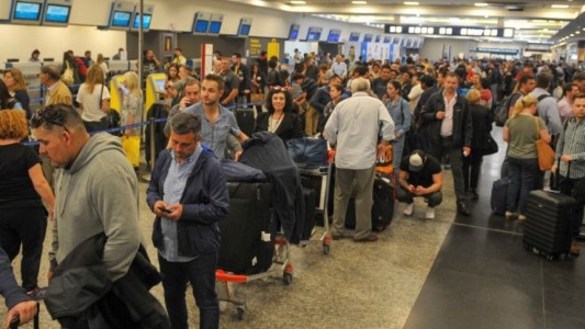 Aeroparque: cancelaciones y demoras por una medida gremial