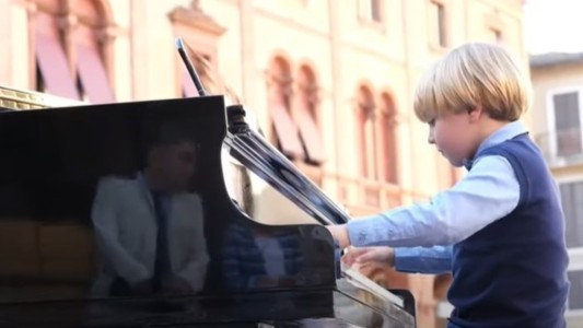 Niño prodigio: tiene 5 años, toca el piano y lo comparan con Mozart