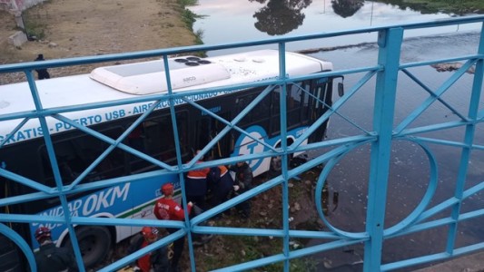 Cayó un colectivo al río: el crudo relato de uno de los pasajeros