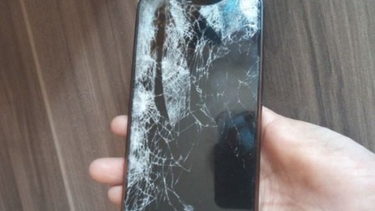 Salvaje golpiza a una chica de 14 años para robarle el celular en Caleta Olivia