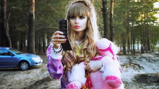 Padres rusos obligan a su hija a convertirse en la nueva "Barbie" humana