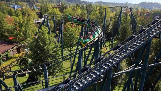 Brutal accidente en una montaña rusa de Legoland en Alemania: al menos 34 heridos