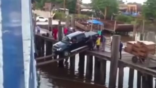 Un verdadero "malabarista" logra entrar su camioneta en un barco