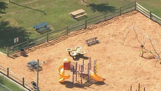 Internan a mujer que columpiaba el cadáver de su hijo en un parque