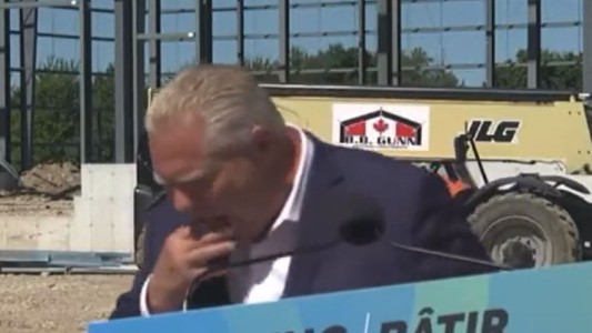 Se tragó una abeja durante un discurso en vivo: "Está zumbando dentro de mí"