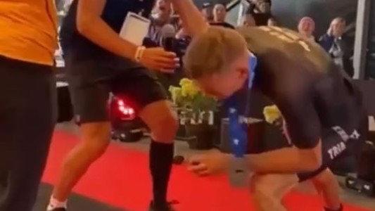 Intentó pedirle matrimonio a su novia pero se acalambró