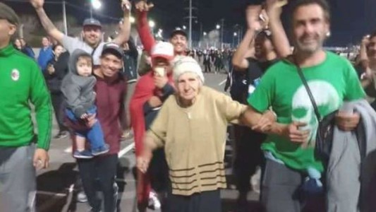 Tiene 82 años y es furor en las redes por su fanatismo por el Indio Solari