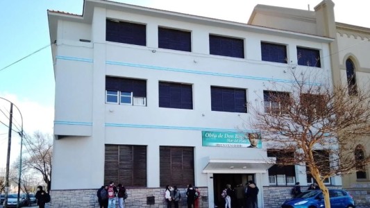 Explotaron un tacho de basura en la escuela para un reto de TikTok: alumna perdió el 96% de audición