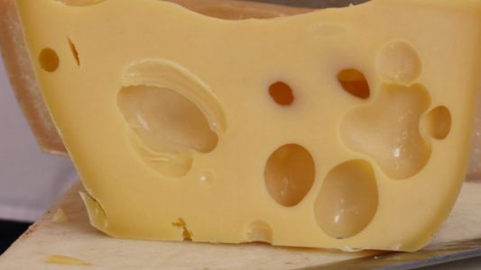 Científicos develaron el misterio de los agujeros en el queso