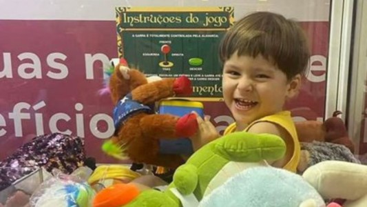 Se metió en una máquina de peluches para elegir su muñeco favorito - #FlashChat
