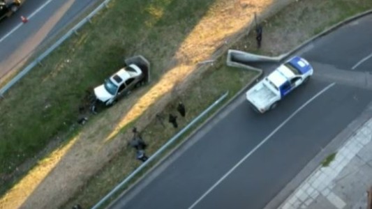 Cayó con su auto a una zanja en el Acceso Oeste tras escaparse de un control