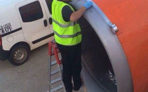Insólito: aerolínea arregla una turbina rota con... cinta adhesiva