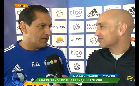 Ramón Díaz se prueba el traje de enemigo