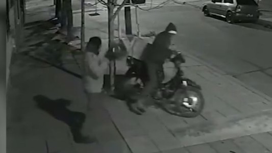 Video: Un delivery defendió su moto a los cascazos