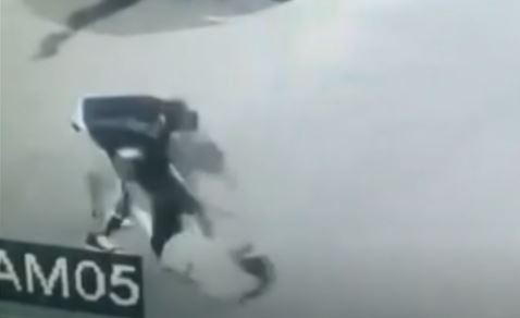 Video: Brutal golpiza a una nena de 14 años para robarle el celular