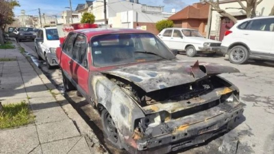 Acordó permutar su auto, se arrepintió y ante la negativa de la otra persona lo prendió fuego