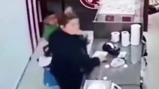 Una mujer entró a una panadería con sus hijos y le robó la propina a las empleadas