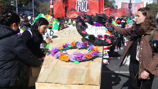 "El sueldo ha muerto": velatorio al Salario Mínimo, Vital y Móvil en el centro porteño