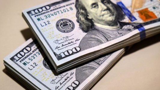 El dólar blue avanzó $2 y cerró la semana a $295