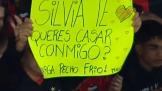 Le pidió casamiento en pleno partido de Colón