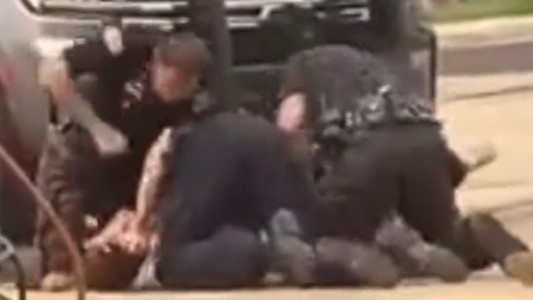 Suspenden a tres policías por darle una brutal paliza a un hombre en la calle