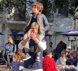 El Caballero Rojo ayudó a un nene perdido a volver con su padre a través de una canción