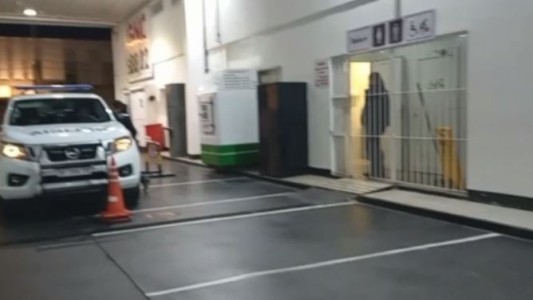 Se refugió en un baño de una estación de servicio tras ser mordida por su novio