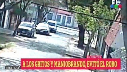 Video: A los gritos y maniobrando, evitó el robo de su bicicleta