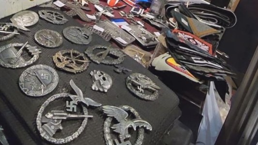 Lo detuvieron por vender elementos con simbología nazi en una feria de Caza y Pesca en La Rural