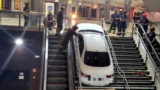 Entró al shopping con un auto robado y quedó atascado en la escalera