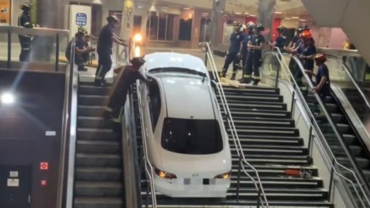Un ladrón robó un auto y lo incrustó en el metro de Madrid