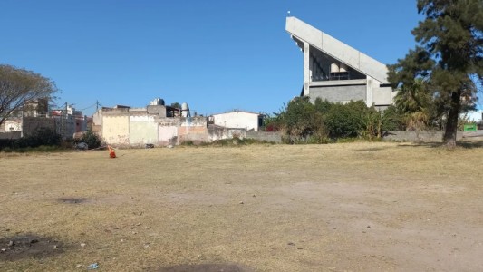 Macabro hallazgo: apareció una pierna humana en un descampado, a metros de la cancha de Belgrano