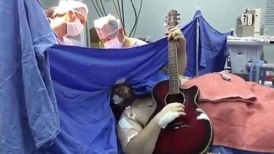 Un hombre toca la guitarra mientras le operan el cerebro