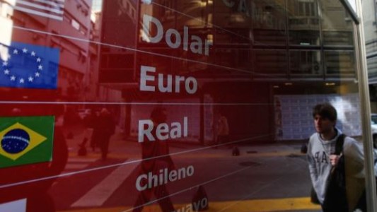Proponen declarar el curso legal del dólar para poner fin al control de cambios