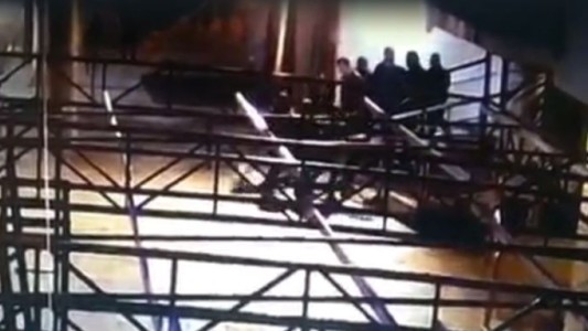 Video: un patovica golpeó y dejó inconsciente a un joven en la puerta de un boliche en Balcarce