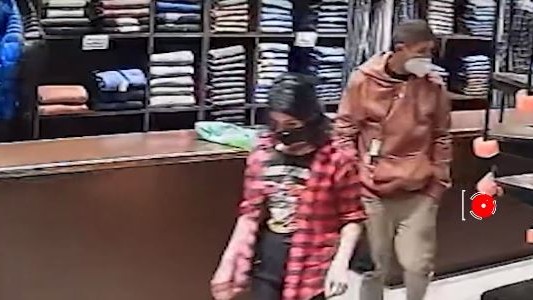 Entró a robar a un local de ropa con un paquete de fideos: "Cariño dame la plata" - #REC