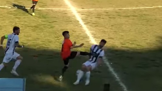 Patada criminal en el fútbol uruguayo - #FlashChat