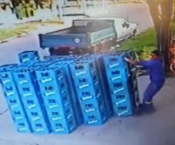 #ElPibeDeLosCajones: un empleado tiró 40 cajones de cerveza, y la empresa lo busca para recompensarlo
